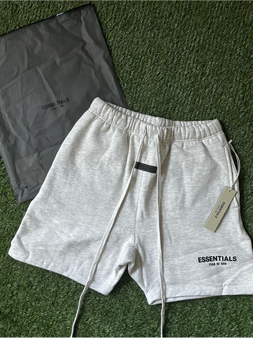 Essentials shorts light oatmeal